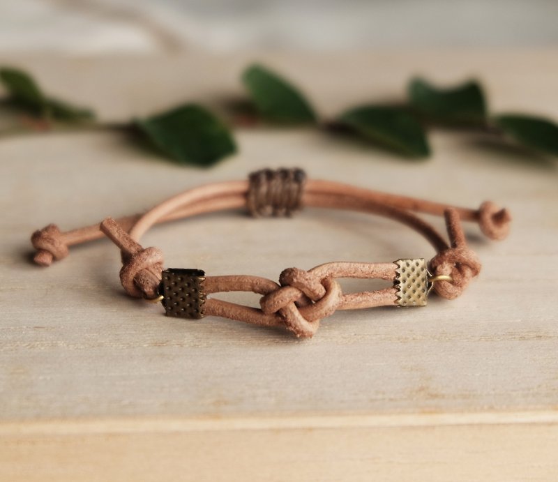 Flower knot genuine leather in natural tan bracelet unisex adjustable bracelet - 手链/手环 - 真皮 咖啡色
