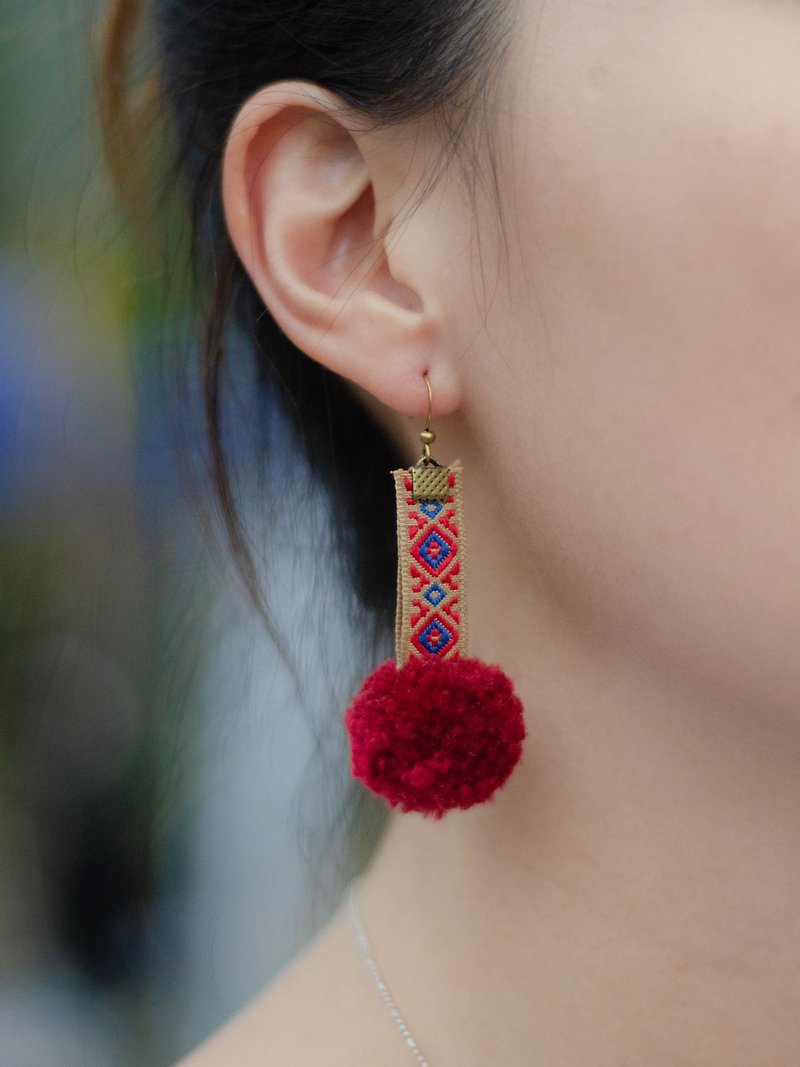 【红花编织】小毛球耳环、织带耳环 - 耳环/耳夹 - 其他材质 红色
