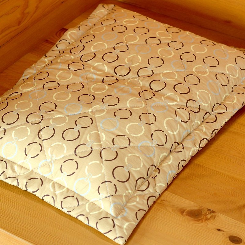 台湾桧木球珠舒活枕-古典金|用通过SGS检验合格打造卧室安心睡眠 - 枕头/抱枕 - 木头 金色