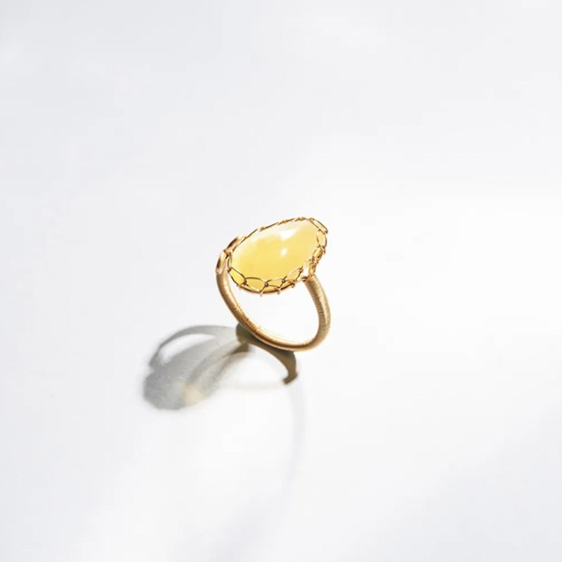 海底的黄宝石14K天然琥珀蜜蜡戒指 TREASURE RING - 戒指 - 半宝石 黄色
