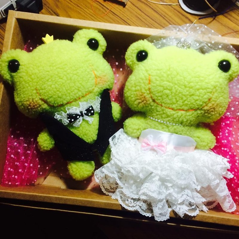 RABBIT LULU 青蛙王子公主 结婚礼物  安床娃娃 车头彩  婚礼布置 - 玩偶/公仔 - 棉．麻 绿色