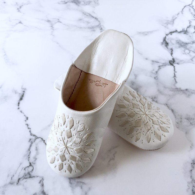手縫い刺繍の上品バブーシュ (slippers)　ブロードリー　ブラン - 室内拖鞋 - 真皮 白色