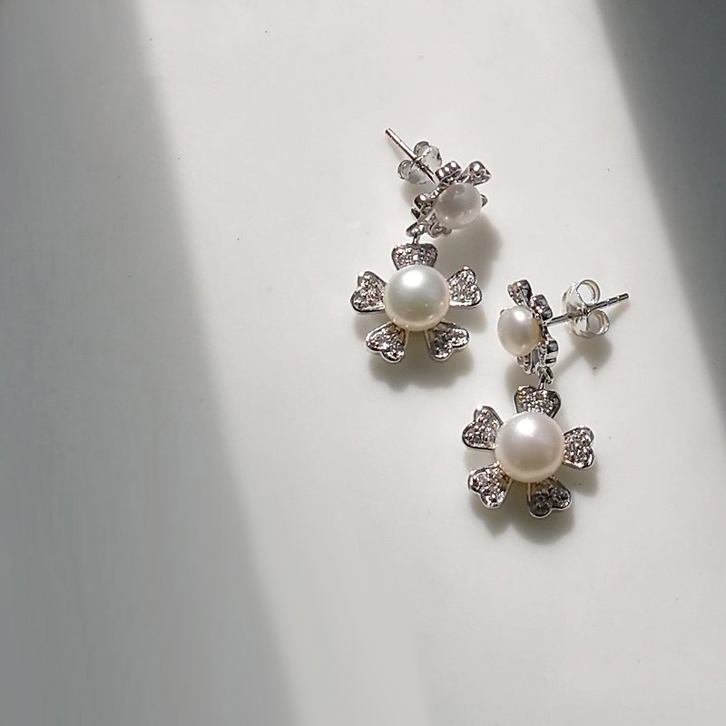 Bouquet- 925 纯银镶白锆石配淡水珍珠耳环 - 耳环/耳夹 - 纯银 银色