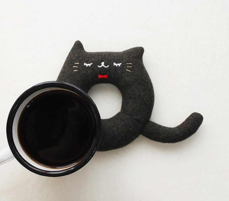 黑猫甜甜圈形杯垫。 - 杯垫 - 棉．麻 黑色