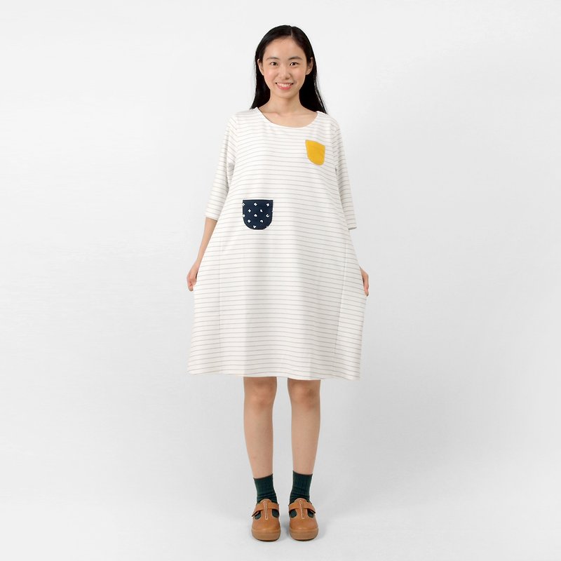 【HEYSUN】注音符号印花拼接口袋条纹剪接洋装-白色 - 洋装/连衣裙 - 棉．麻 白色