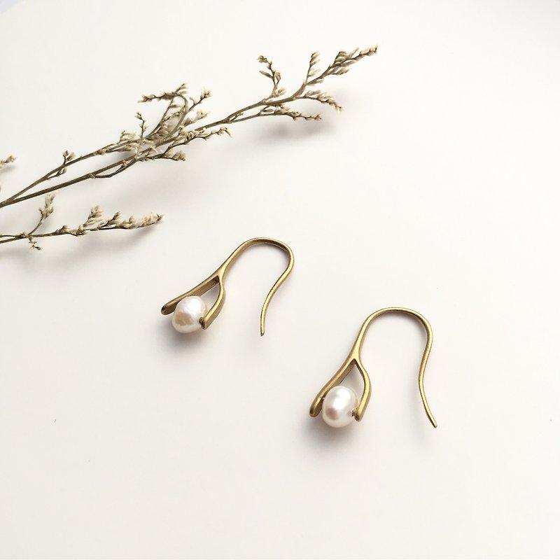 美丽佳人 黄铜耳环 淡水珍珠 - 耳环/耳夹 - 铜/黄铜 金色
