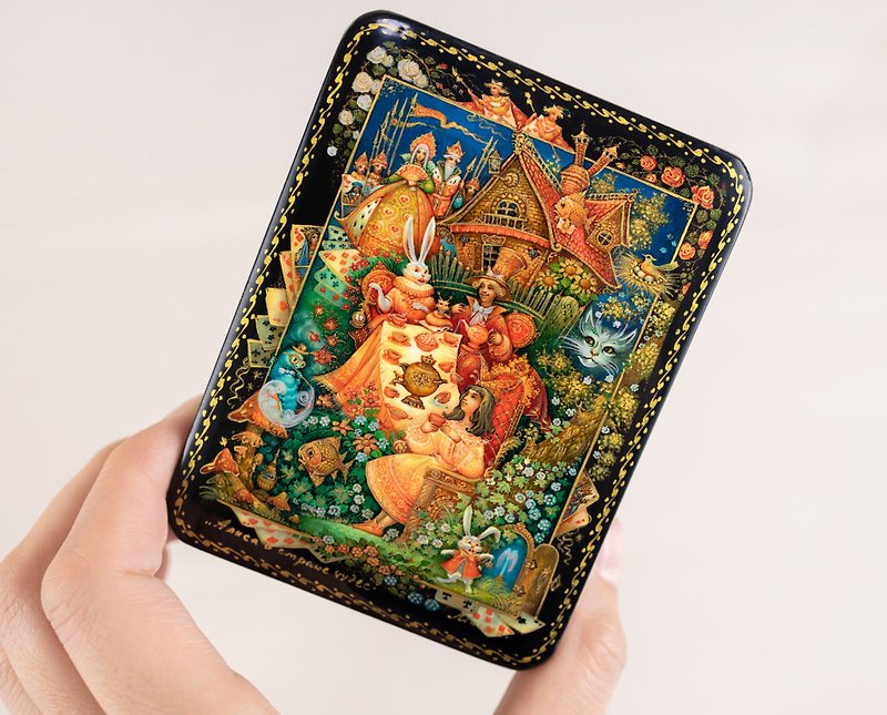 Lacquer Box with print Alice in Wonderland, Ornate jewelry box - 收纳用品 - 其他材质 
