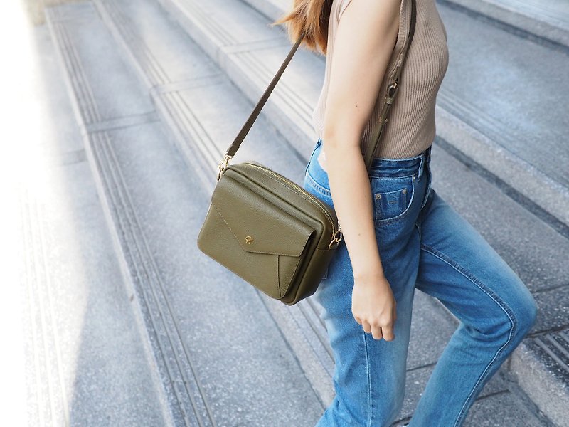Molly (Olive) :  Crossbody bag, Cow leather, Olive green, Light weight