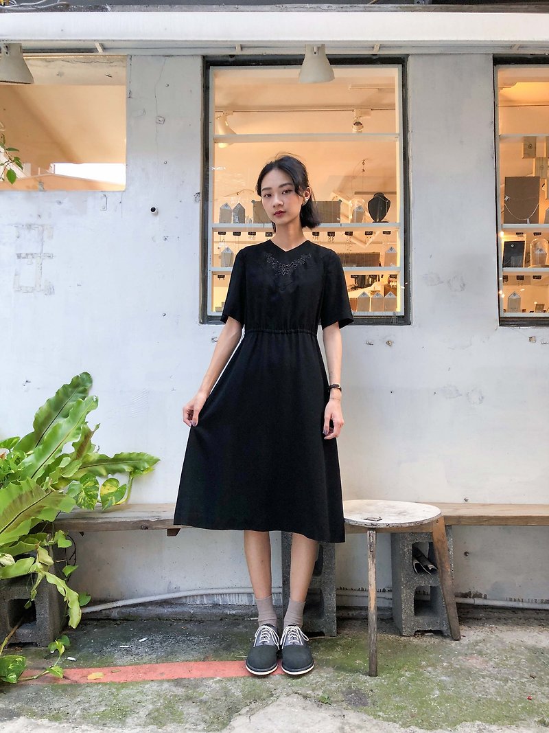 袅袅百货公司-Vintage 黑色V领绣花短袖洋装 复古着 - 洋装/连衣裙 - 聚酯纤维 
