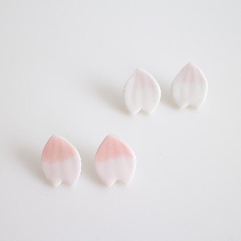 Sakura petal earrings - 耳环/耳夹 - 瓷 粉红色