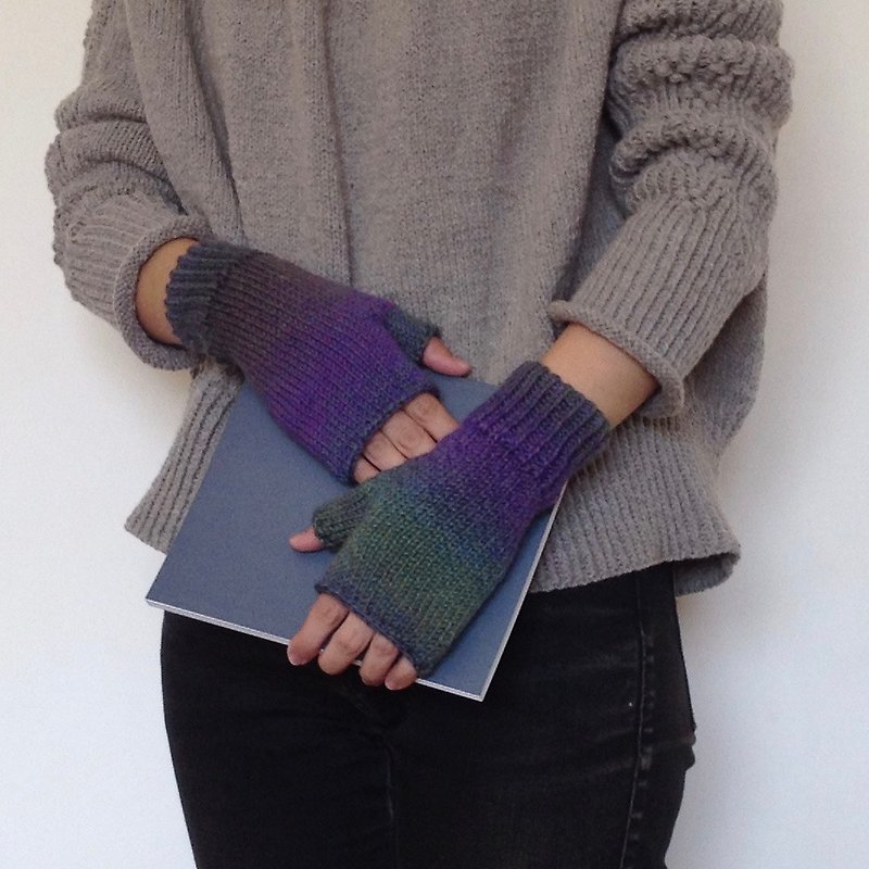 晓织物-手工编织羊毛渐层露指手套-极光 - 手套 - 羊毛 紫色