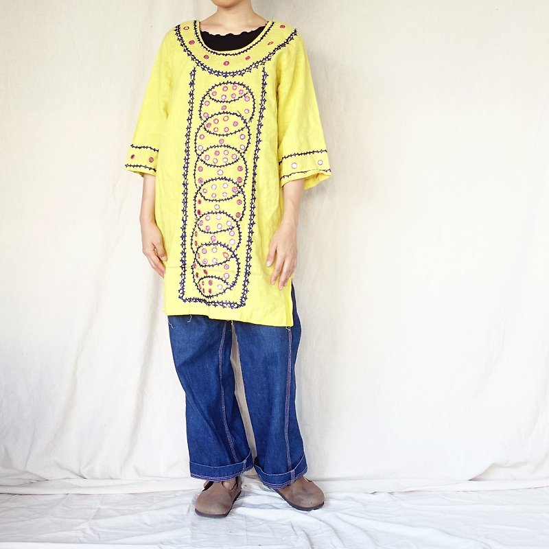 BajuTua /古着/ 鲜黄手织布刺绣小圆镜印度上衣/库塔 - 女装上衣 - 棉．麻 黄色