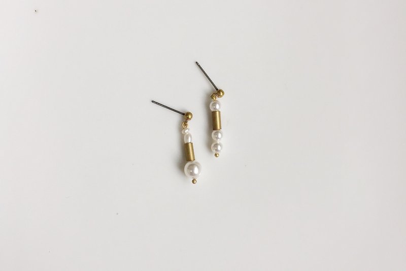 OIOO 简约黄铜珍珠造型耳环 - 耳环/耳夹 - 其他金属 白色