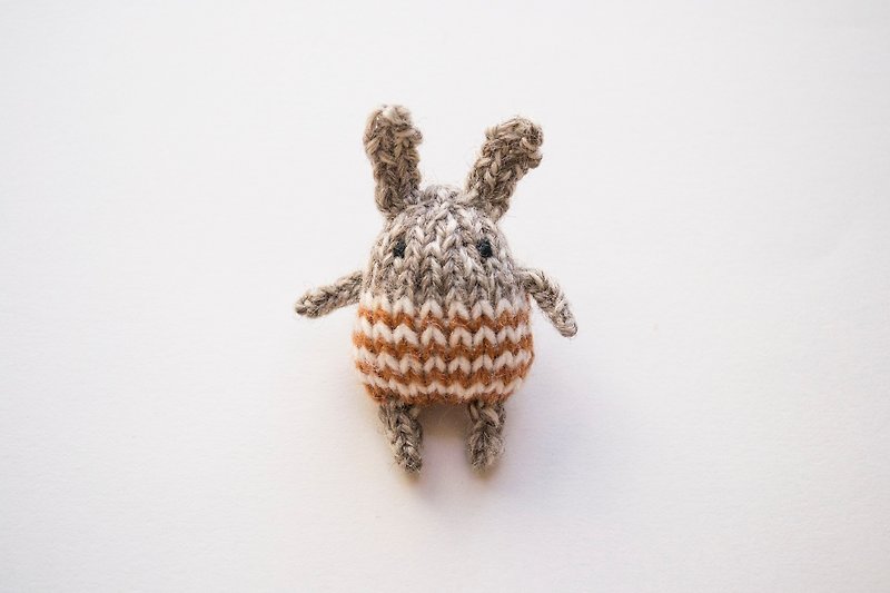 Caramel the Rabbit - knitted amigurumi brooch - 胸针 - 其他材质 咖啡色