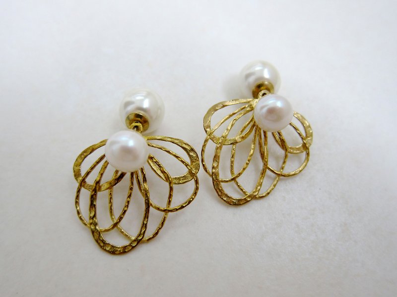 +双珍珠·花朵黄铜耳环+ - 耳环/耳夹 - 宝石 白色