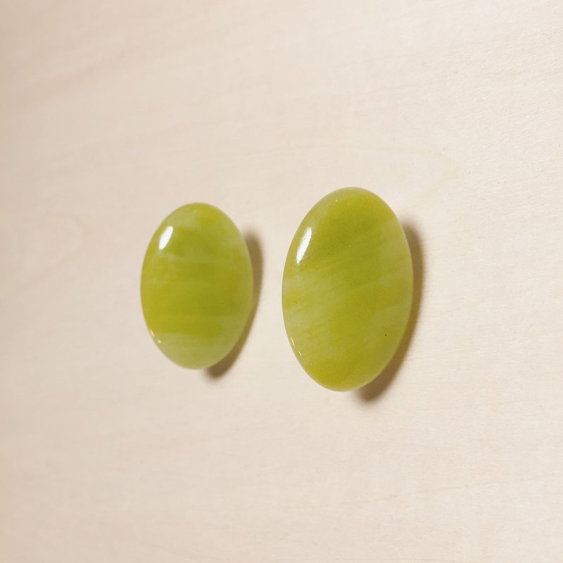 复古白葡萄椭圆耳环 - 耳环/耳夹 - 树脂 绿色