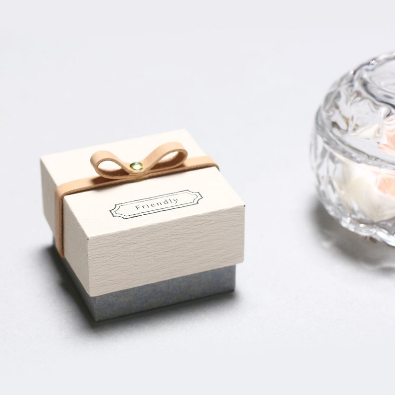 Friendly // Kinari color ) Giftbox Leather ribbon 気持ちを伝える小さな箱 - 包装材料 - 纸 白色