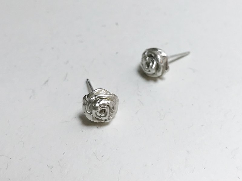 折纸小花。折纸玫瑰耳环。925纯银。sterling silver - 耳环/耳夹 - 纯银 银色