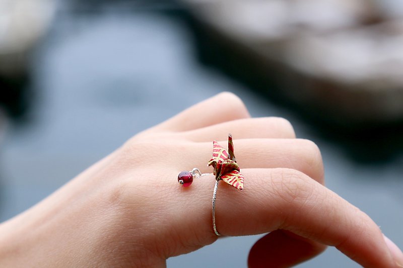 迷你纸鹤水晶戒指（酒红石榴）- 情人节礼物 - 戒指 - 纸 红色