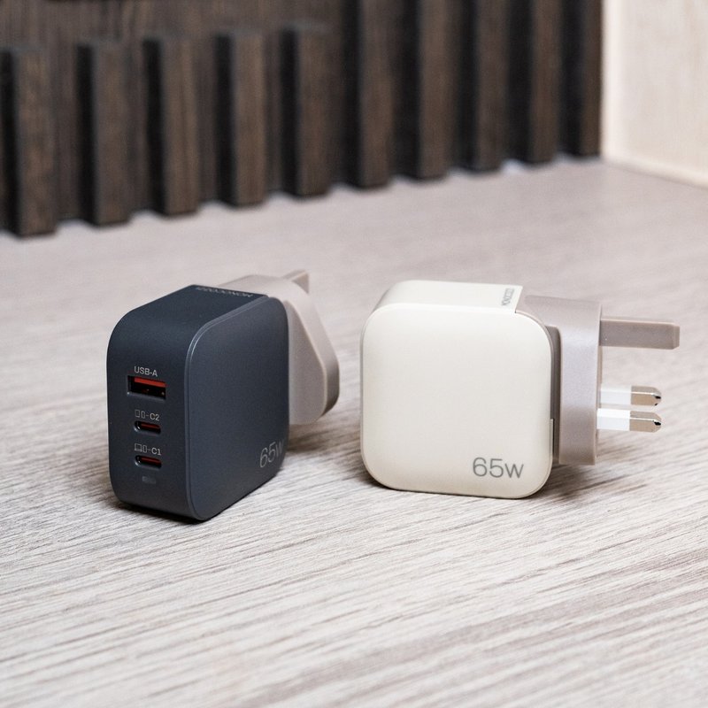 只限香港 - ESSENTIALS 65W 3端口 USB-C GaN充电器 - 英规 - 其他 - 塑料 多色