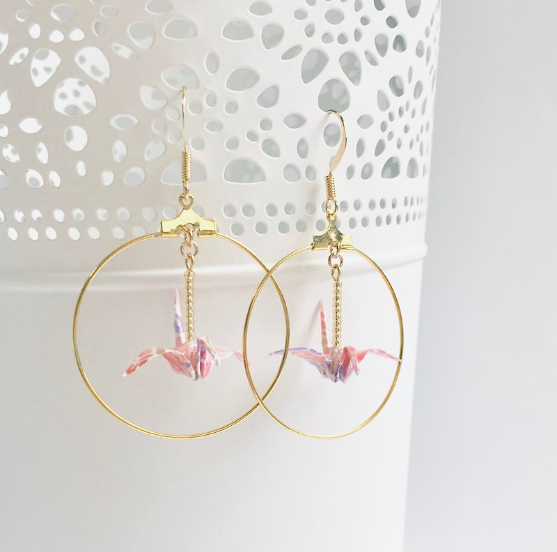 Paper crane and gold hoop earring - 耳环/耳夹 - 纸 粉红色