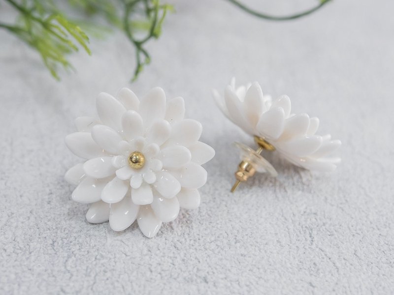 Mum ~ white porcelain flower tension back earring ~ size M - 耳环/耳夹 - 陶 白色