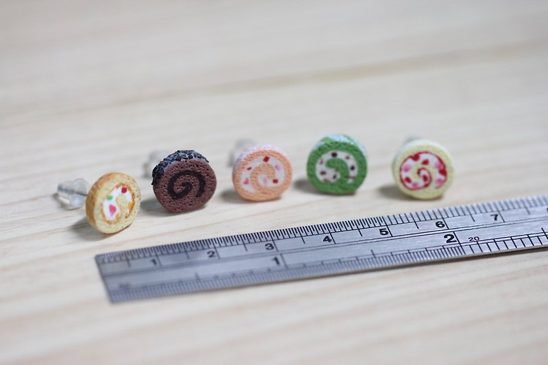 袖珍蛋糕卷耳环 套组 Miniature Sweet Roll Cake Earring Set - 耳环/耳夹 - 粘土 多色