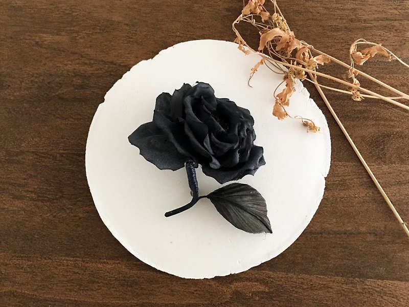 Corsage 黒薔薇 - 胸针 - 棉．麻 黑色