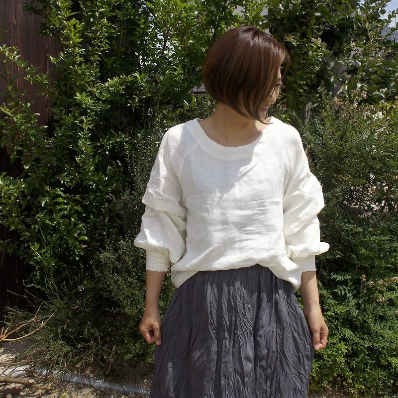 リネン100パーセント　ボリュームタックスリーブブラウスivory - 女装衬衫 - 棉．麻 白色