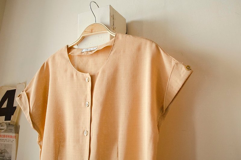 甜柚蜜桃黄素色圆领排扣反折半袖宽松上衣衬衫 | vintage莞洱古着 - 女装上衣 - 聚酯纤维 