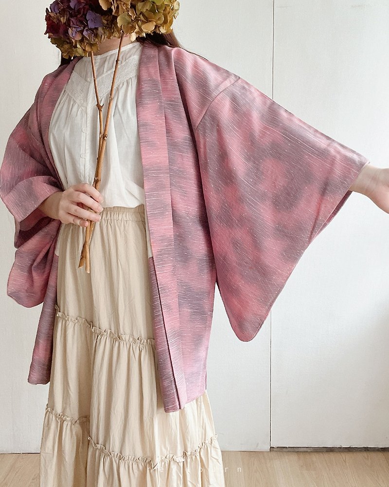 日本制和风印花粉紫色渐层古着羽织和服外套-瑕疵特 - 女装休闲/机能外套 - 聚酯纤维 粉红色