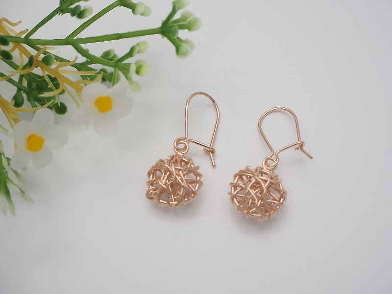 Swirl wire round shape sterling silver earring with Rose gold plated - 耳环/耳夹 - 纯银 粉红色