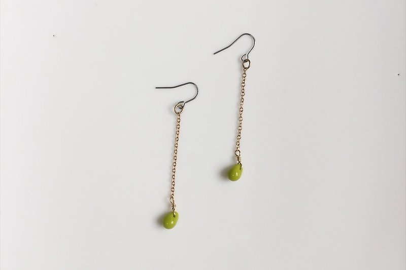 一串绿 草绿色百搭简约雨滴造型耳环 - 耳环/耳夹 - 宝石 绿色