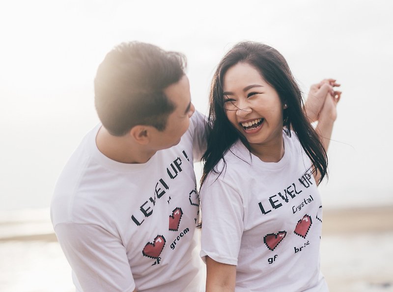 定制化情侣装周年纪念日礼物 短袖T恤女  Level Up 【一套两件】 - 女装 T 恤 - 棉．麻 多色