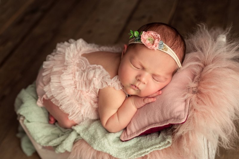 Lace romper for a newborn baby girl photo shoot - 婴儿饰品 - 其他金属 