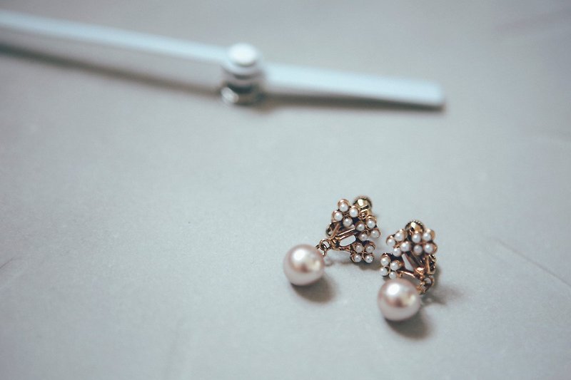 COR-DATE / 珍珠花朵繁繁珍珠耳环 - 耳环/耳夹 - 其他材质 
