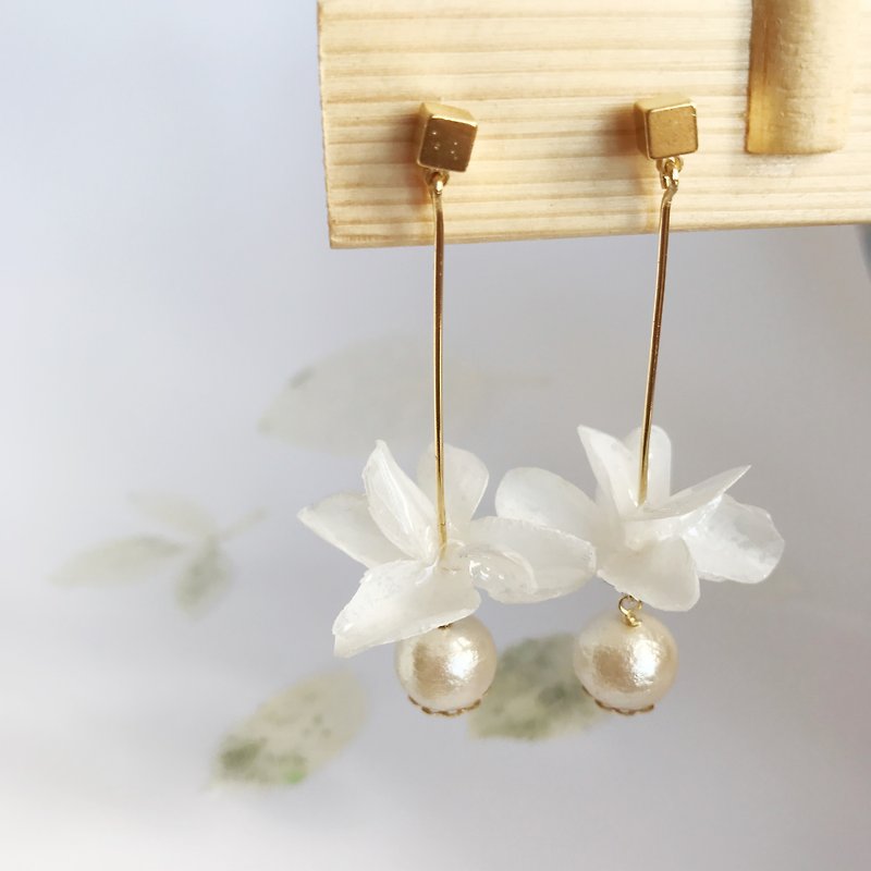 立体真花白色绣球花长耳环配日本棉花珍珠18K包金耳针(可转耳夹) - 耳环/耳夹 - 植物．花 白色
