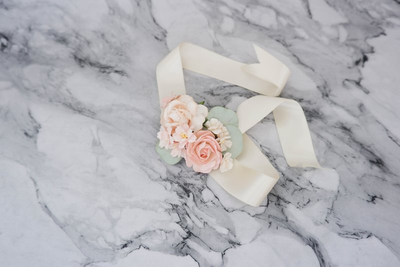 Wedding flower wrist corsage blush ivory, floral bracelet - 胸花/手腕花 - 纸 粉红色