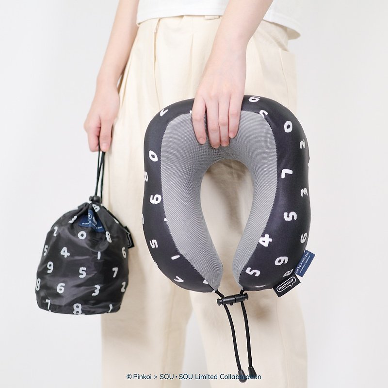 【Pinkoi x SOU・SOU】murmur旅行颈枕 | 十数 | 附袋山丘颈枕 - 颈枕/旅行枕 - 聚酯纤维 黑色