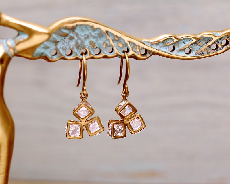 黄铜方钻锆石三角耳环 - 耳环/耳夹 - 宝石 金色