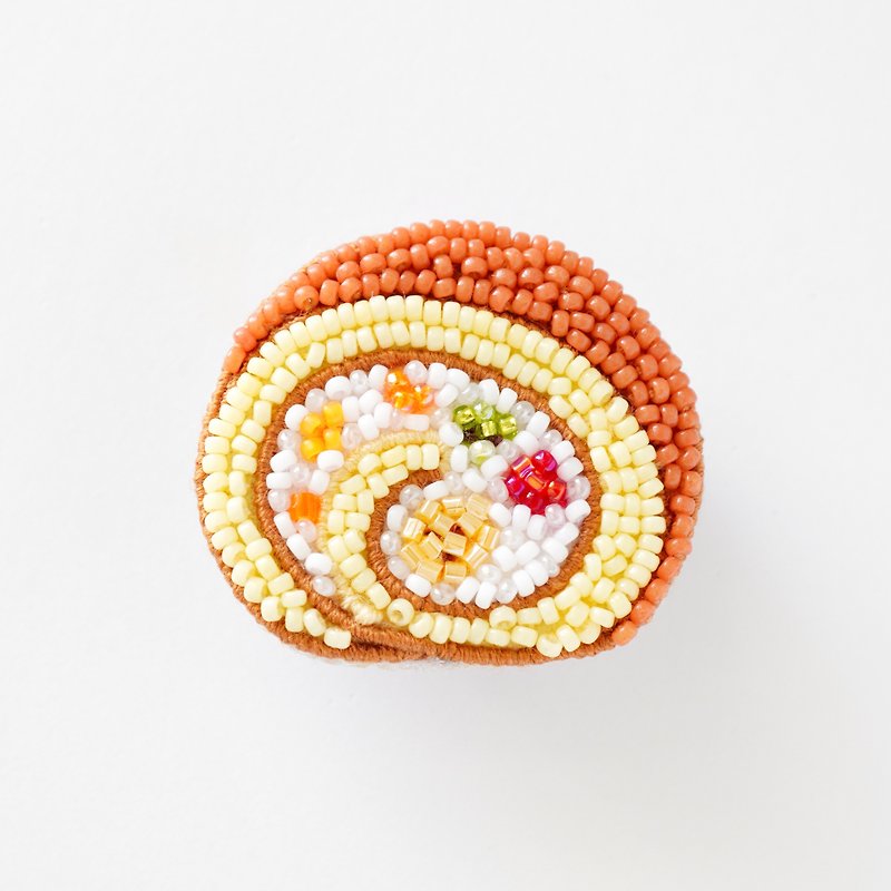 フルーツロールケーキのブローチ　ビーズ刺繍ブローチ - 胸针 - 其他材质 多色