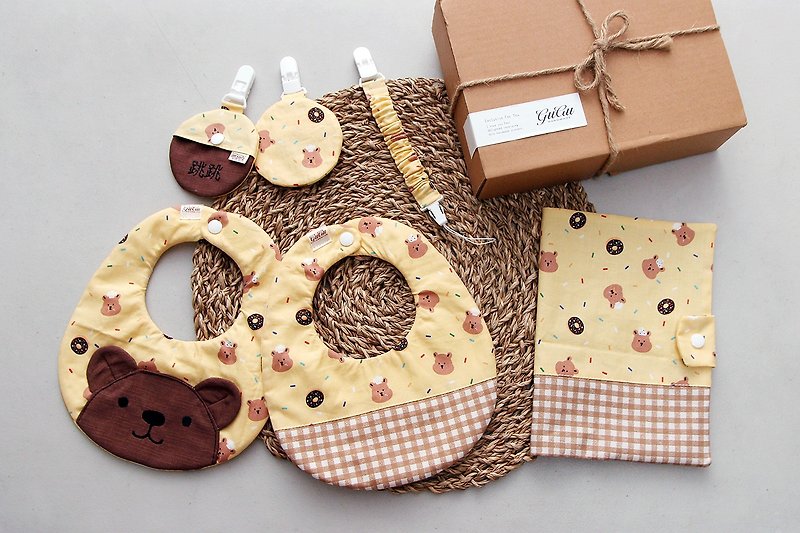 甜甜圈熊 圆兜 奶嘴链 平安福袋 宝宝手册保护套 弥月礼盒 - 满月礼盒 - 棉．麻 