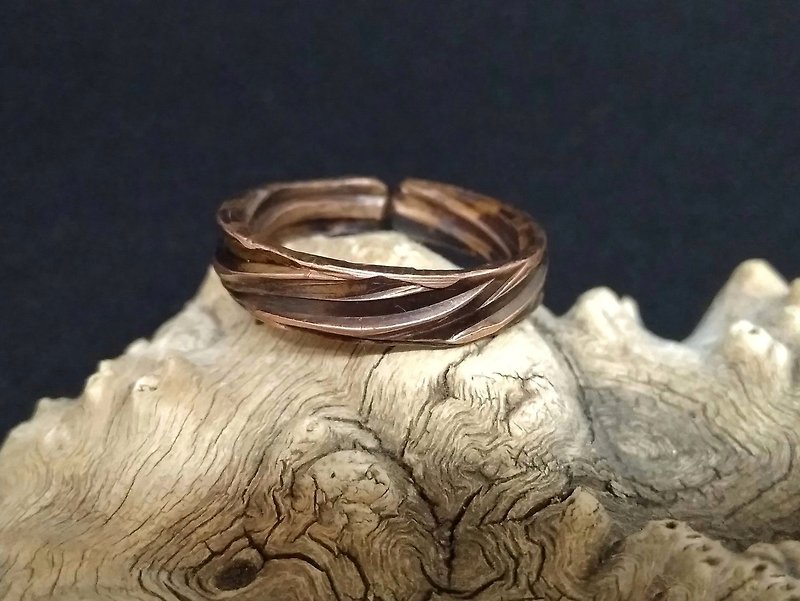 Copper ring textured 7th anniversary gift Artisan copper jewelry - 戒指 - 铜/黄铜 咖啡色