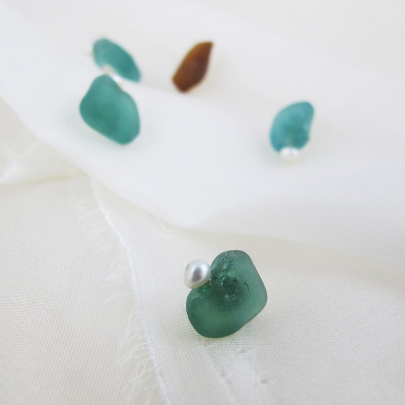 【定制化礼物】小小珍珠海玻璃耳环(可改夹式) - 耳环/耳夹 - 纯银 