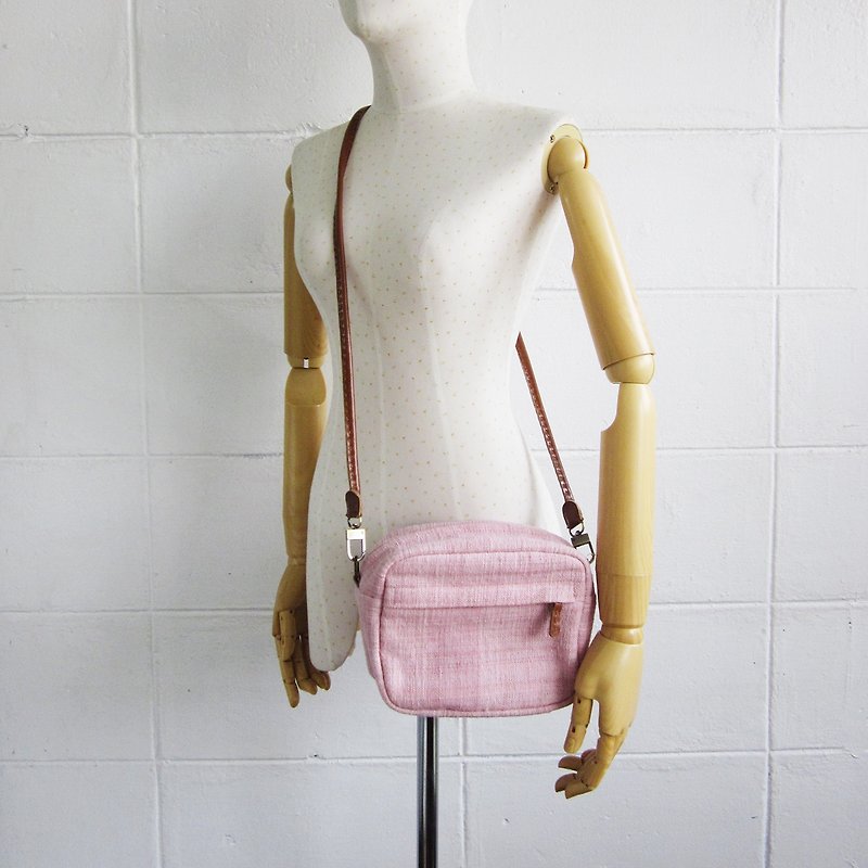 手工棉制极简斜背包-天然植物染-粉红色 - 侧背包/斜挎包 - 棉．麻 粉红色