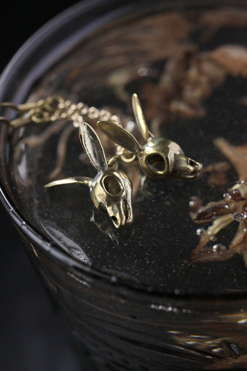 Rabbit Skull with chain Earrings By Defy. Unique jewelry with Your Dark style. - 耳环/耳夹 - 其他金属 金色