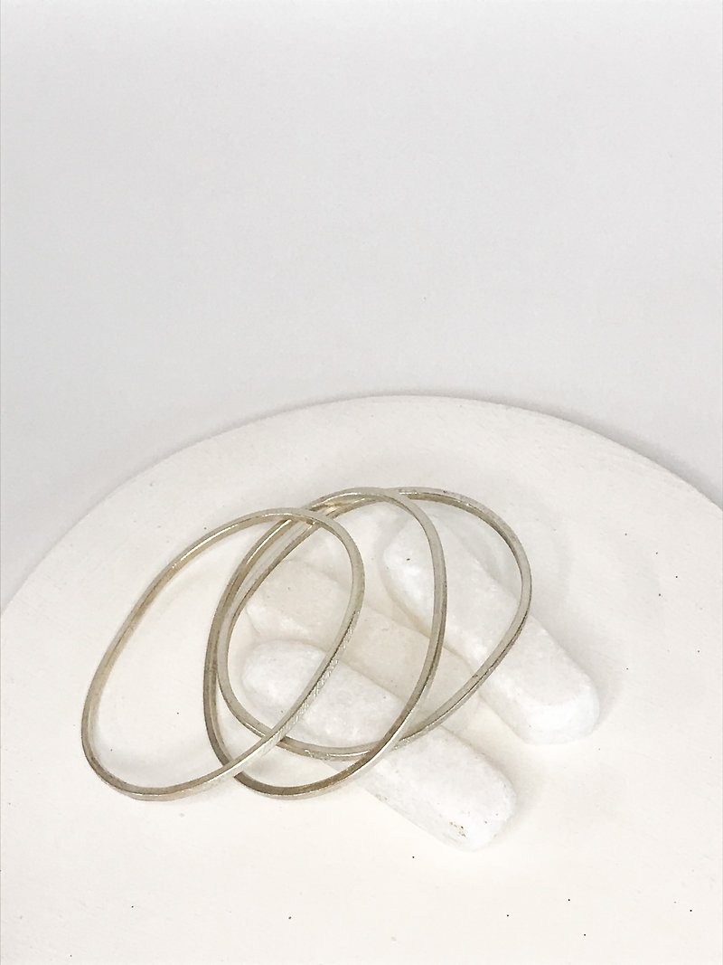 Set of three oval handmade silver bangles with different textures (B0036) - 手链/手环 - 银 银色