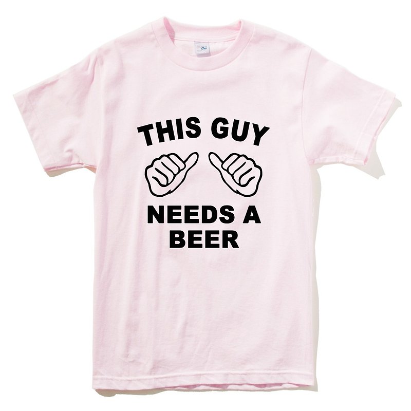 THIS GUY NEEDS BEER 短袖T恤 浅粉色 这个男的需要啤酒 趣味 party 礼物 设计 文字 - 男装上衣/T 恤 - 棉．麻 粉红色