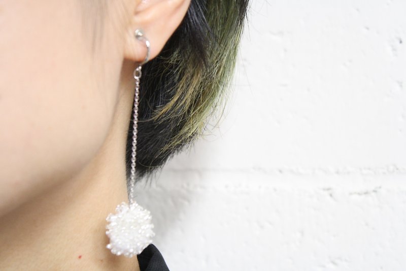 刺繍ピアス - 耳环/耳夹 - 其他材质 白色