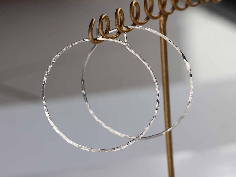 SV935(Argentium)- texture shine hoop pierced earrings 不能改耳夾 - 耳环/耳夹 - 宝石 银色